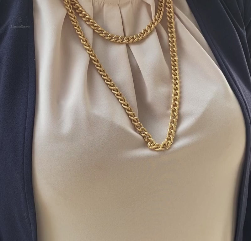 Modella con collana dorata