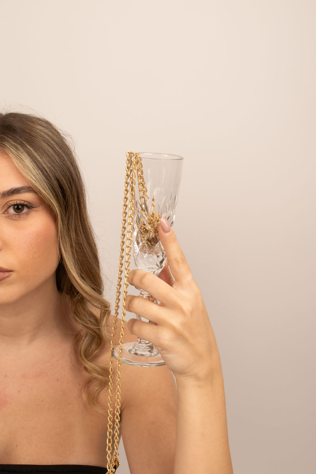 Collana catena dorata lavorata indossata Giamas - stile versatile